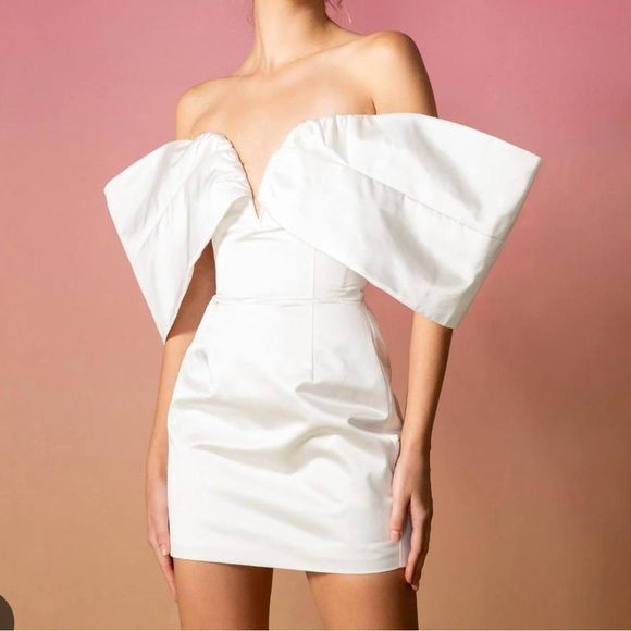 Sau Lee Dresses & Skirts - NWT Sau Lee Blair Plunge Neck Off The Shoulder White Mini Dress Size 14 Bridal